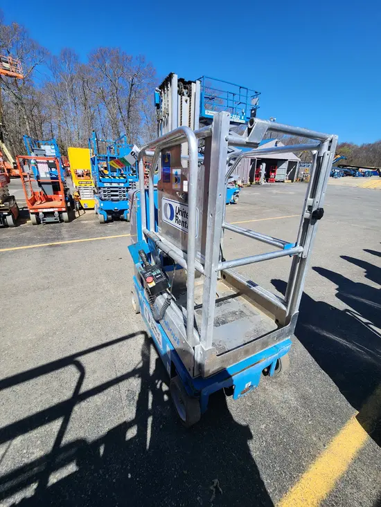 2018 Genie GR-20 Self-Propelled One-Person Lift