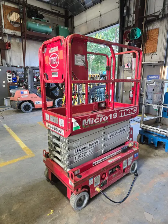 2019 MEC MICRO 19 Scissor Lift