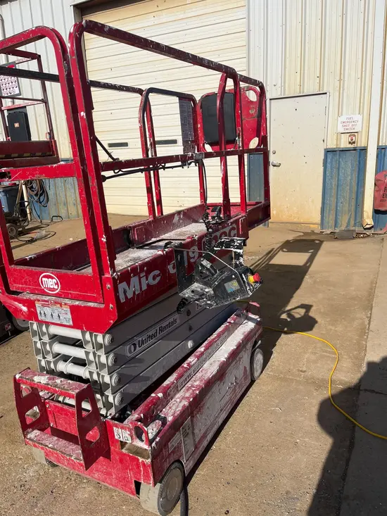 2018 MEC MICRO 19 Scissor Lift