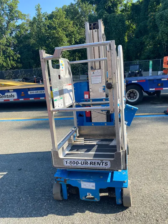 2016 Genie GR-20 Self-Propelled One-Person Lift