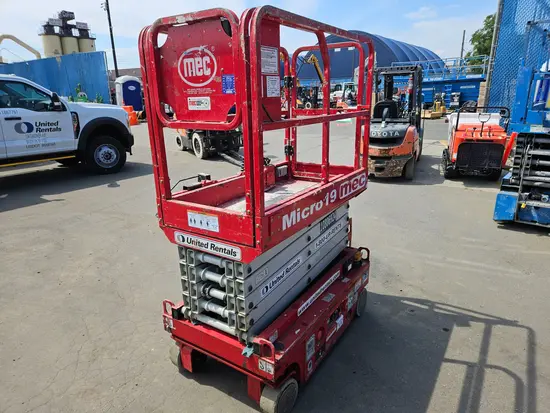 2018 MEC MICRO 19 Scissor Lift