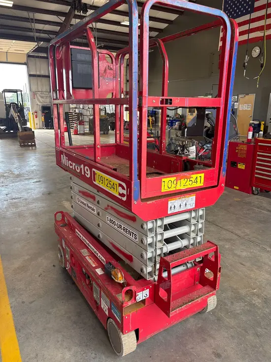 2019 MEC MICRO 19 Scissor Lift