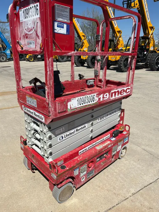 2019 MEC MICRO 19 Scissor Lift