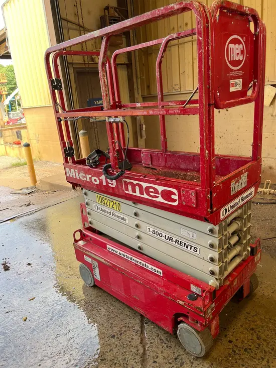 2018 MEC MICRO 19 Scissor Lift