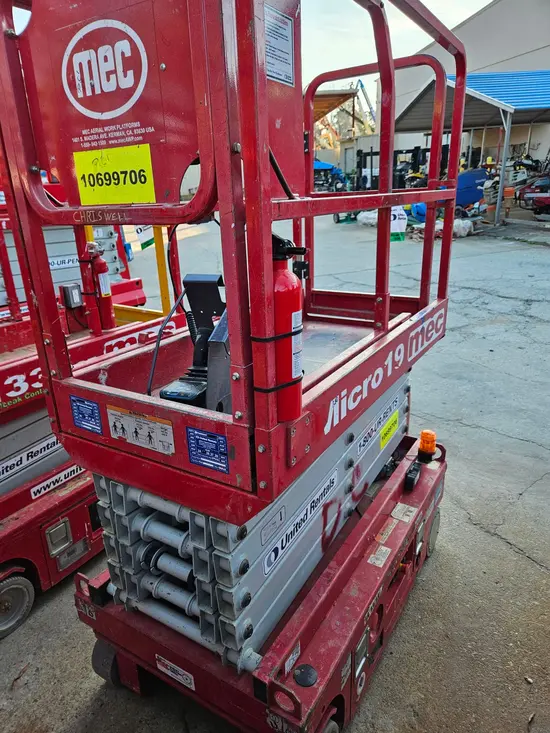 2017 MEC MICRO 19 Scissor Lift