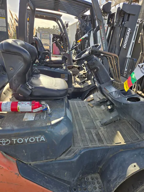 2015 Toyota 8FD35U Warehouse Forklift