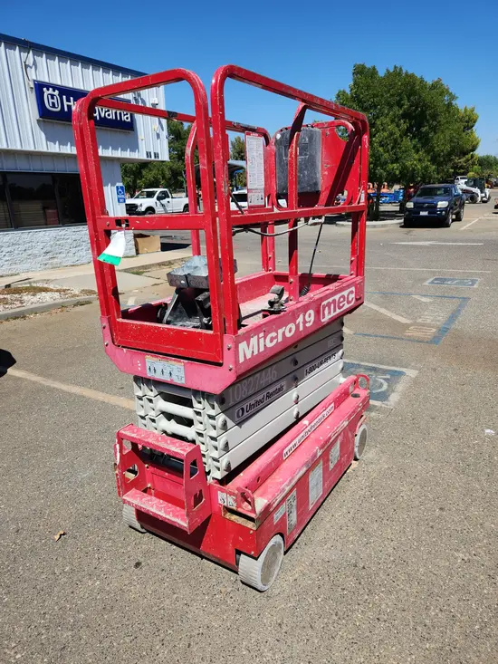 2018 MEC MICRO 19 Scissor Lift