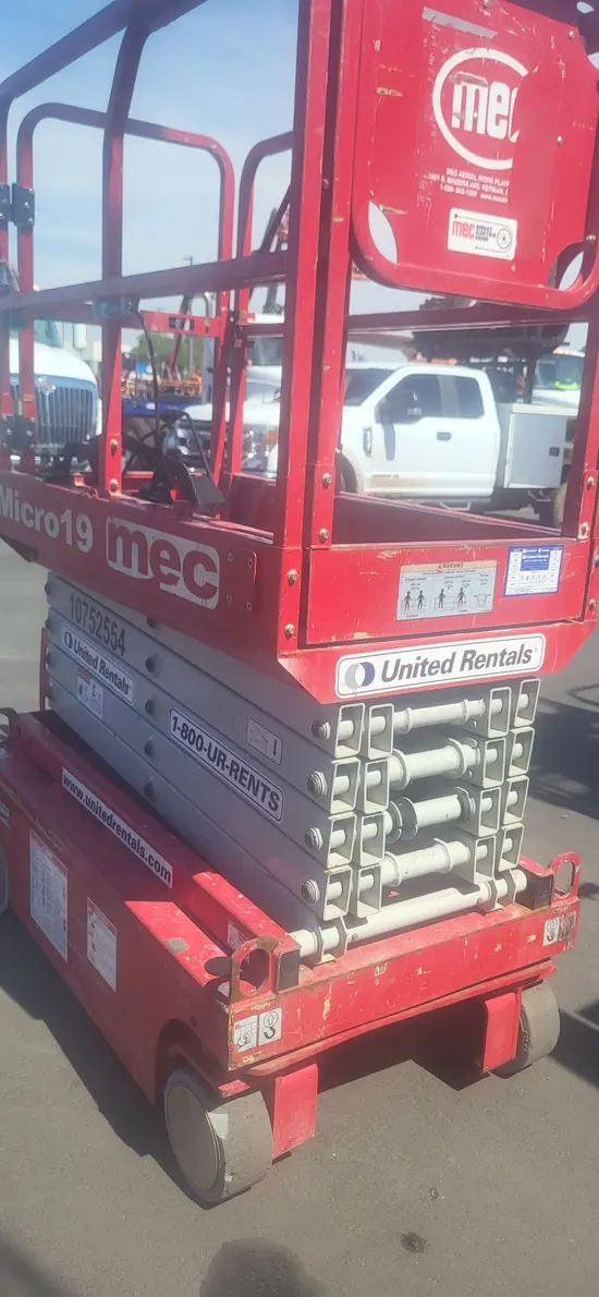 2018 MEC MICRO 19 Scissor Lift