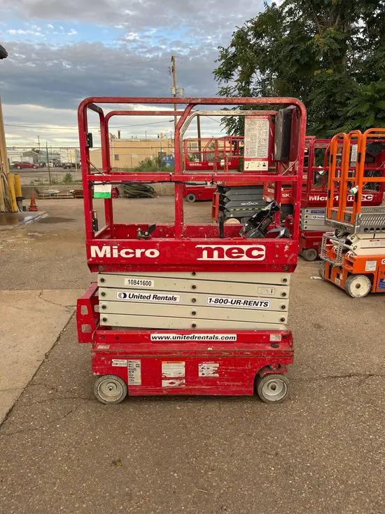 2018 MEC MICRO 19 Scissor Lift