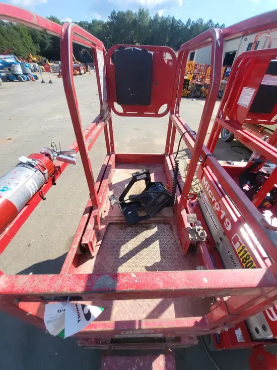 2018 MEC MICRO 19 Scissor Lift