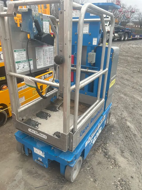 2018 Genie GR-12 Self-Propelled One-Person Lift