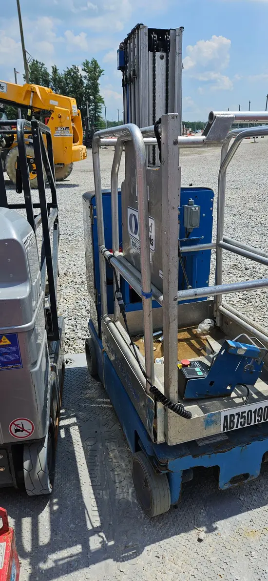 2016 Genie GR-20 Self-Propelled One-Person Lift