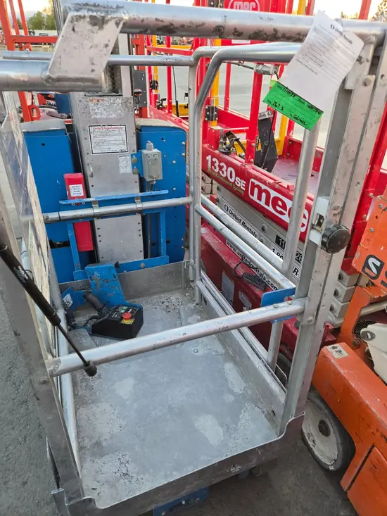 2018 Genie GR-20 Self-Propelled One-Person Lift