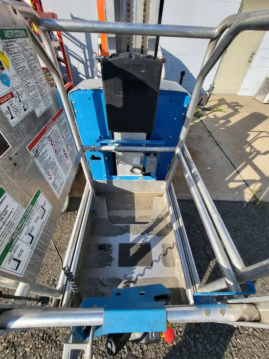 2019 Genie GR-20 Self-Propelled One-Person Lift