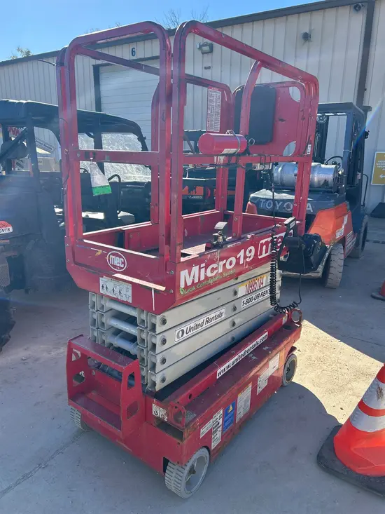 2019 MEC MICRO 19 Scissor Lift