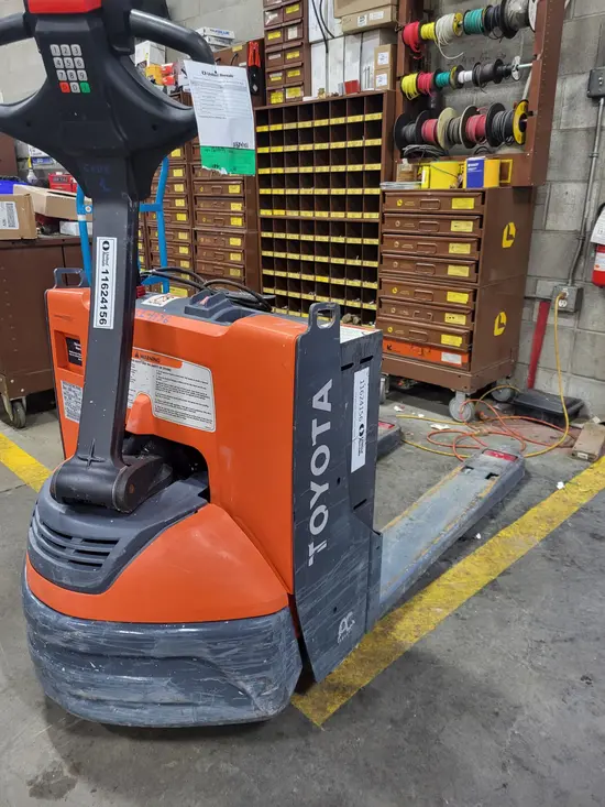 2023 Toyota 8HBW23 Jack