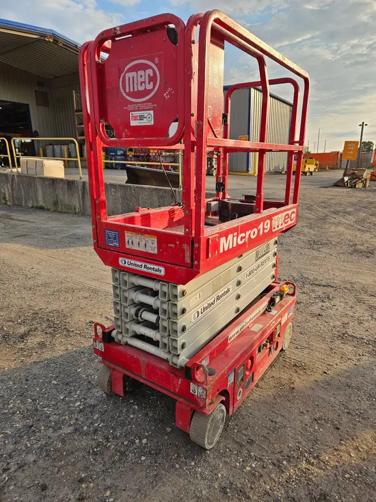 2018 MEC MICRO 19 Scissor Lift