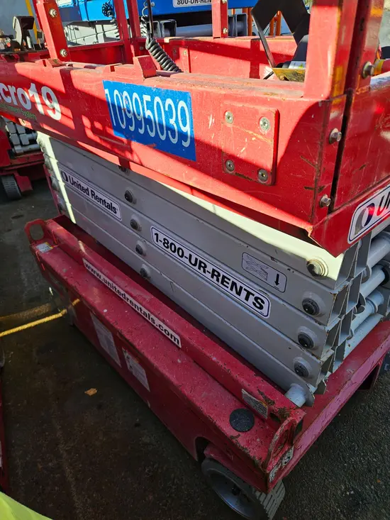 2019 MEC MICRO 19 Scissor Lift