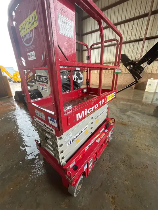 2019 MEC MICRO 19 Scissor Lift