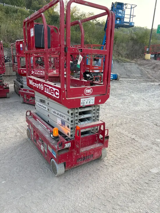 2018 MEC MICRO 19 Scissor Lift