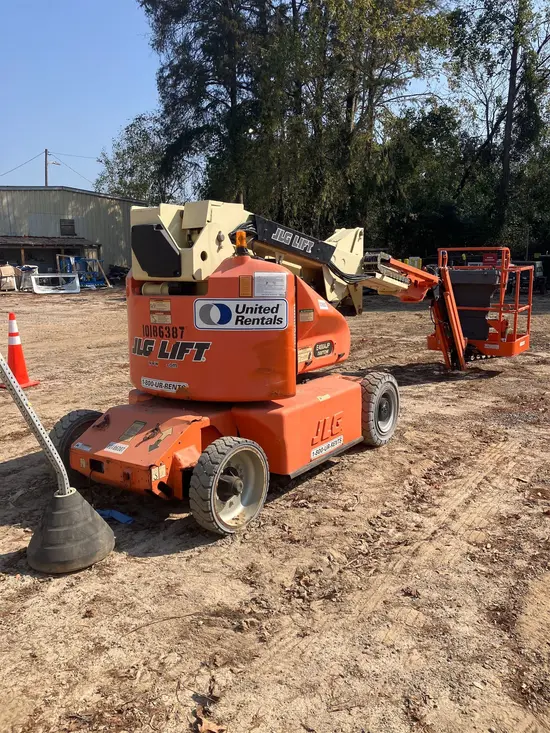 2013 JLG E400AJPN Articulating Boom Lift
