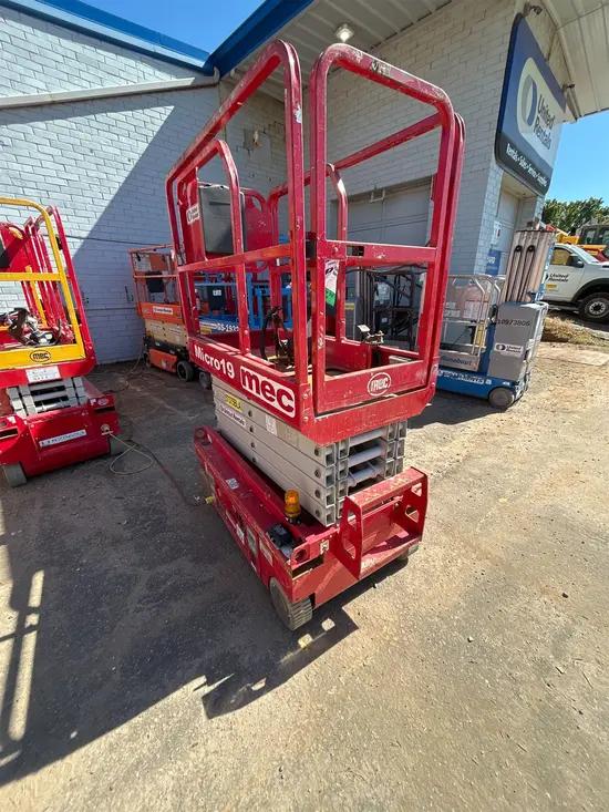 2018 MEC MICRO 19 Scissor Lift
