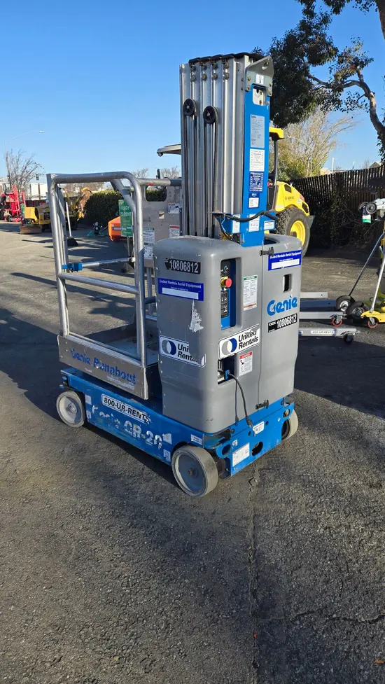 2018 Genie GR-20 Self-Propelled One-Person Lift