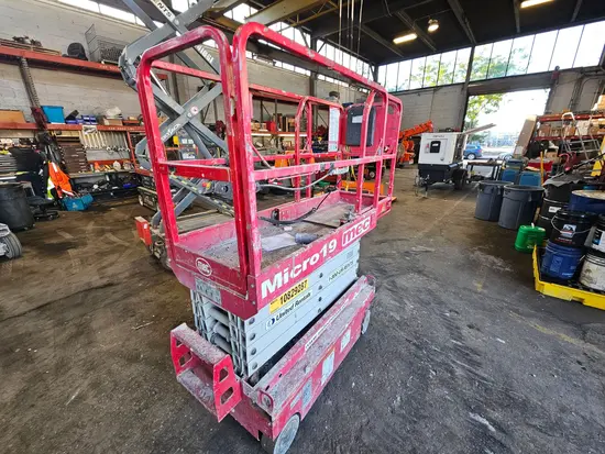 2018 MEC MICRO 19 Scissor Lift