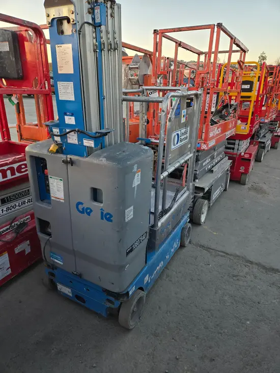 2018 Genie GR-20 Self-Propelled One-Person Lift