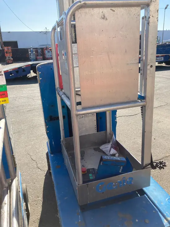 2018 Genie GR-20 Self-Propelled One-Person Lift