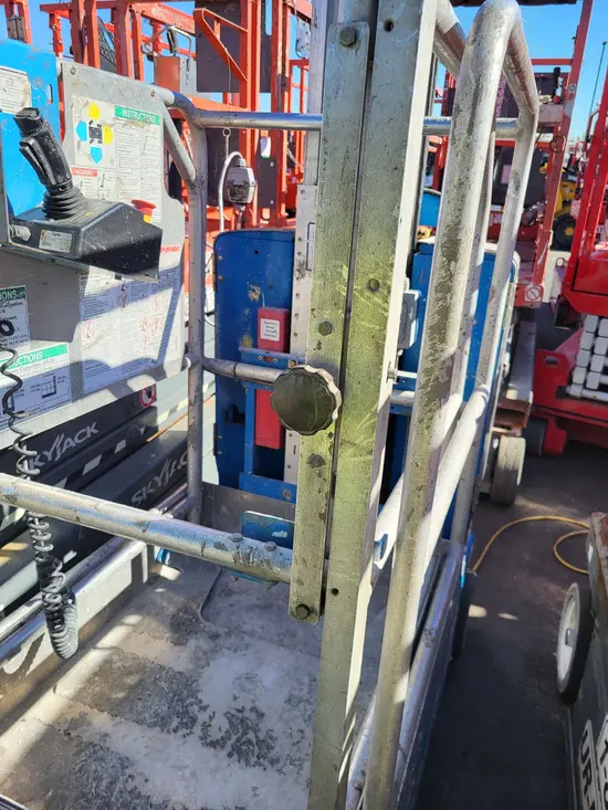2018 Genie GR-20 Self-Propelled One-Person Lift