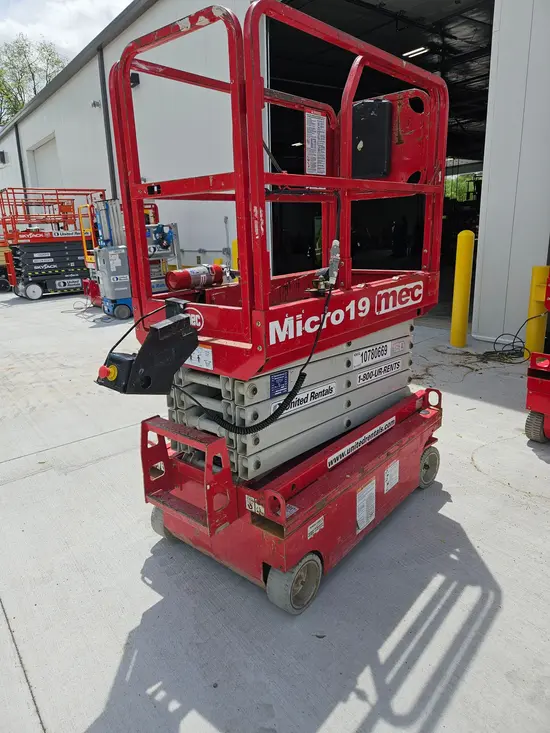 2018 MEC MICRO 19 Scissor Lift