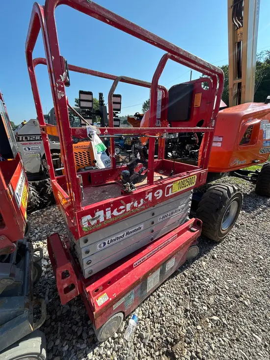 2019 MEC MICRO 19 Scissor Lift