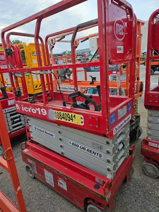 2018 MEC MICRO 19 Scissor Lift