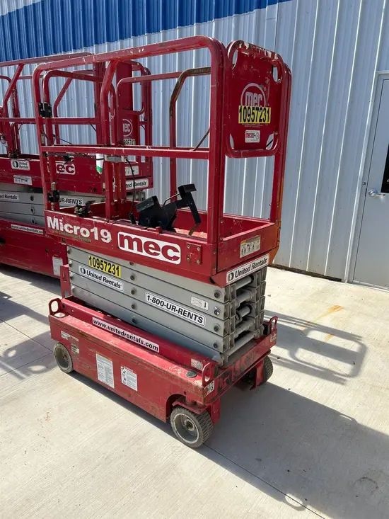 2019 MEC MICRO 19 Scissor Lift