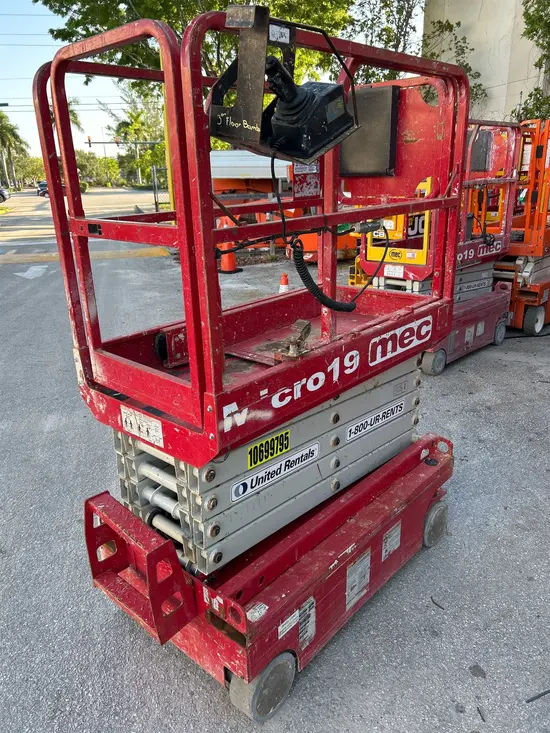 2017 MEC MICRO 19 Scissor Lift