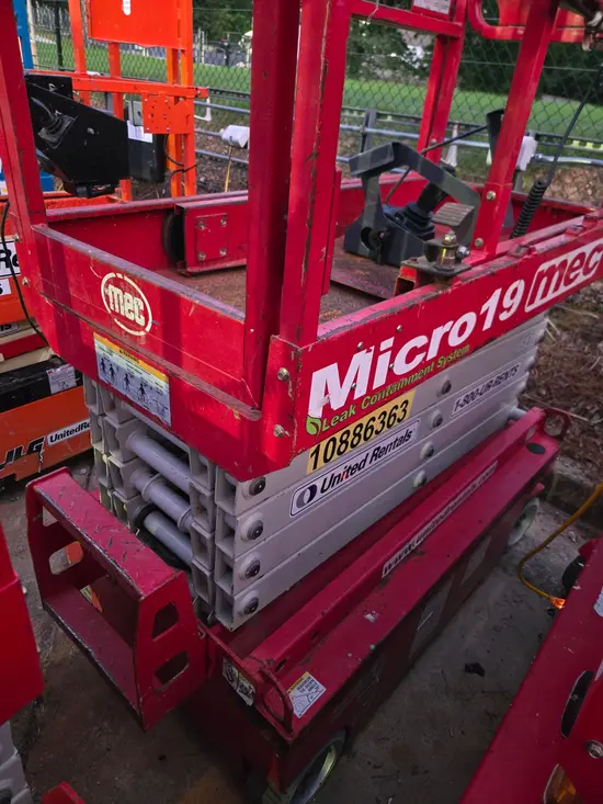 2019 MEC MICRO 19 Scissor Lift