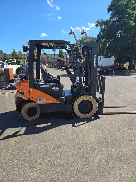 2020 Doosan G25N-7DF Warehouse Forklift