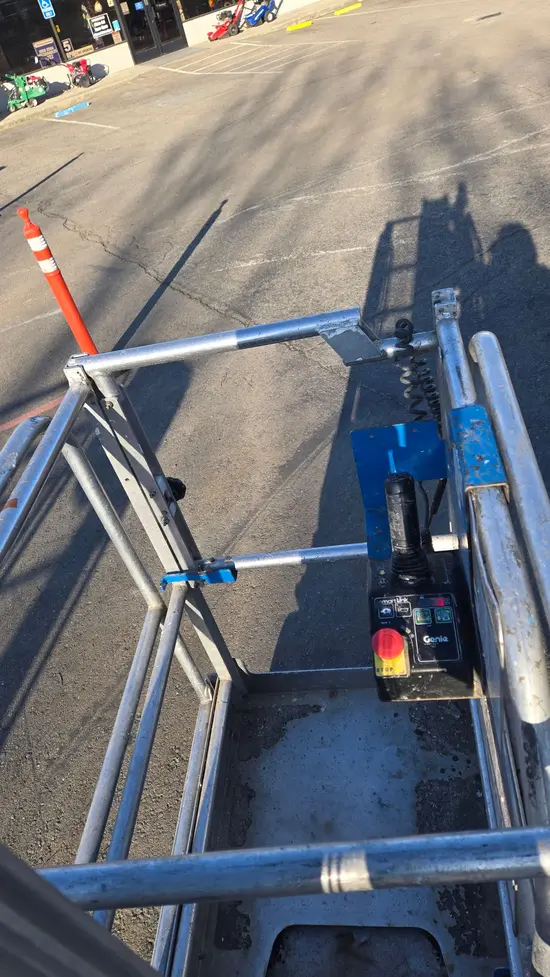 2018 Genie GR-20 Self-Propelled One-Person Lift