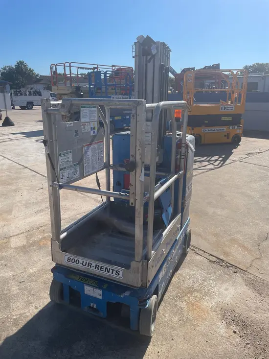 2019 Genie GR-20 Self-Propelled One-Person Lift