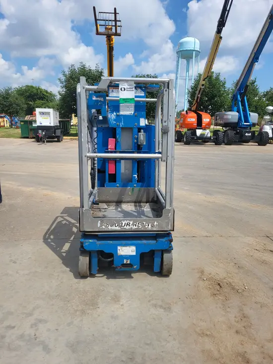2018 Genie GR-12 Self-Propelled One-Person Lift
