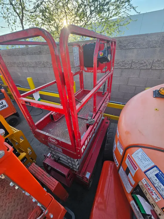 2018 MEC MICRO 19 Scissor Lift