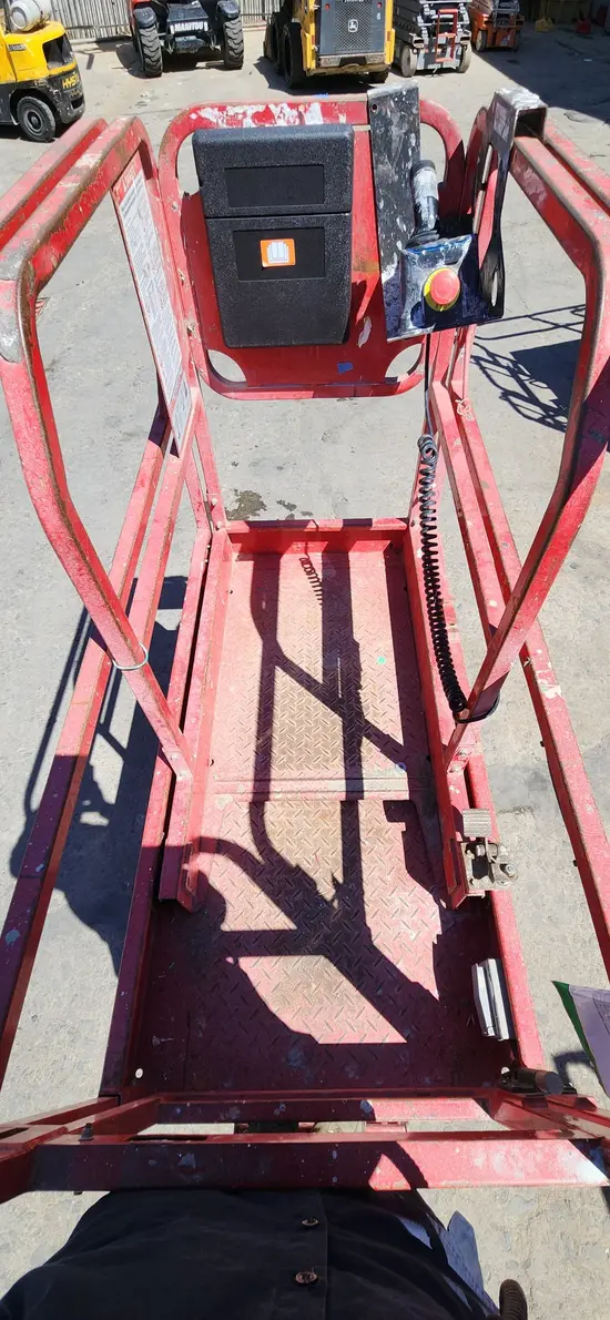 2018 MEC MICRO 19 Scissor Lift