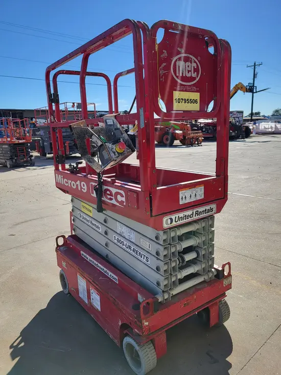 2018 MEC MICRO 19 Scissor Lift