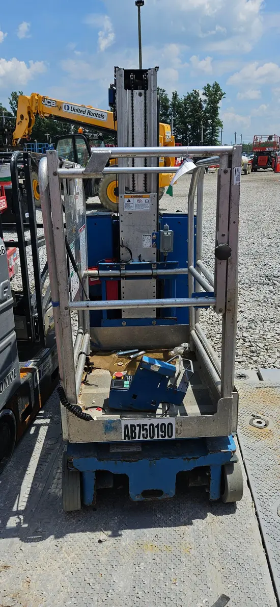 2016 Genie GR-20 Self-Propelled One-Person Lift