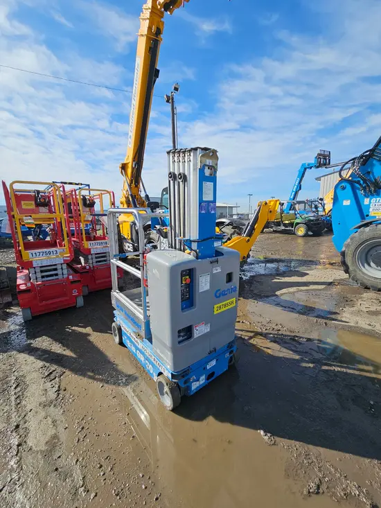 2017 Genie GR-20 Self-Propelled One-Person Lift