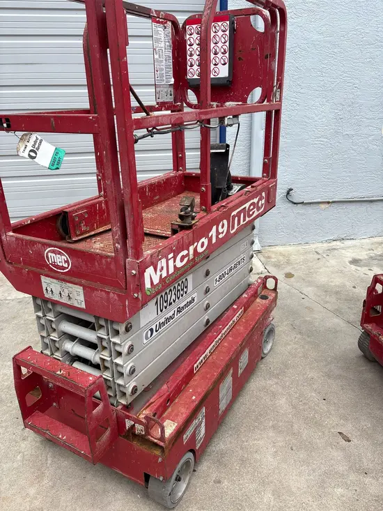 2019 MEC MICRO 19 Scissor Lift