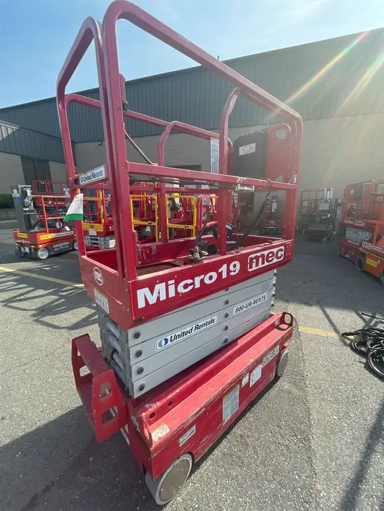 2018 MEC MICRO 19 Scissor Lift