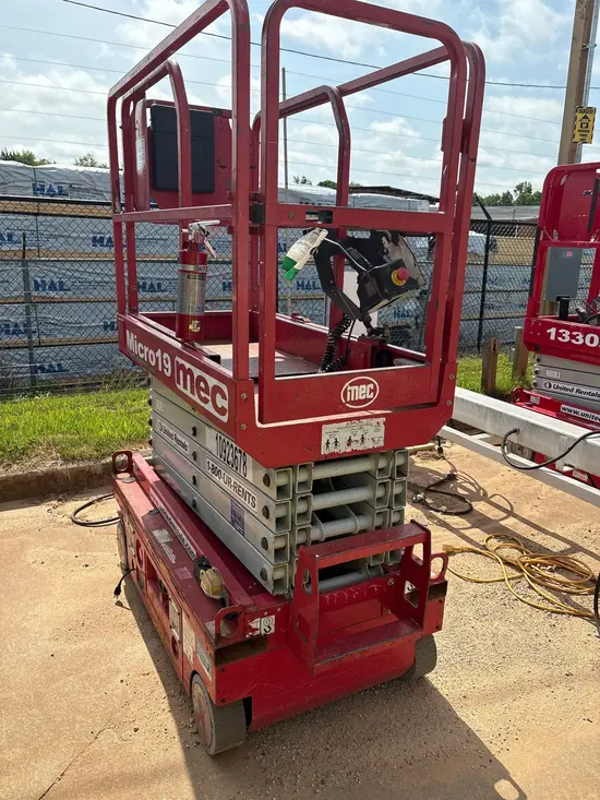 2019 MEC MICRO 19 Scissor Lift