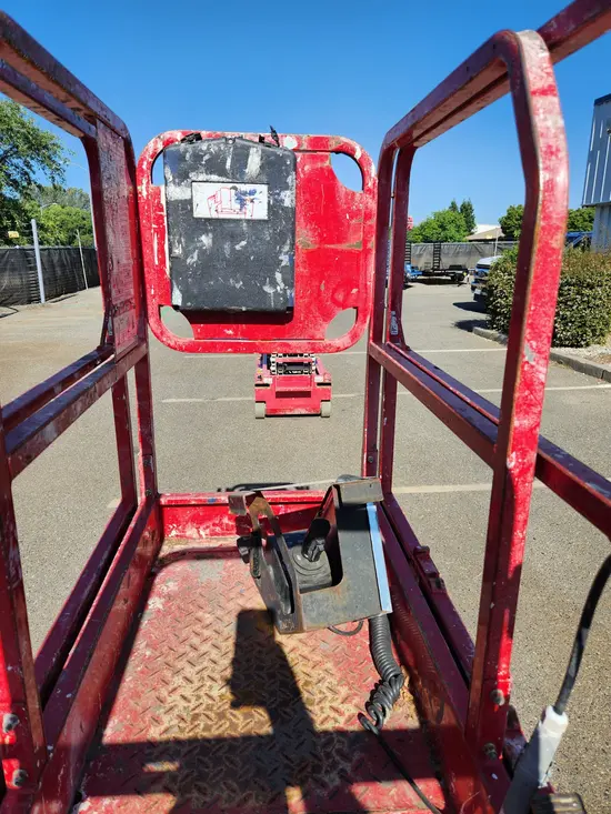 2018 MEC MICRO 19 Scissor Lift